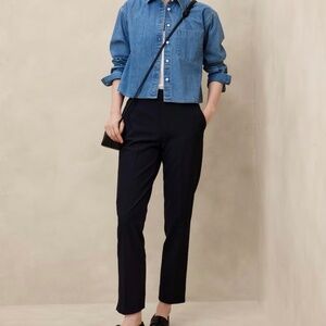 Brand new! Banana Republic tapered pull on pant. Navy blue. S-6. Stylish & sleek
